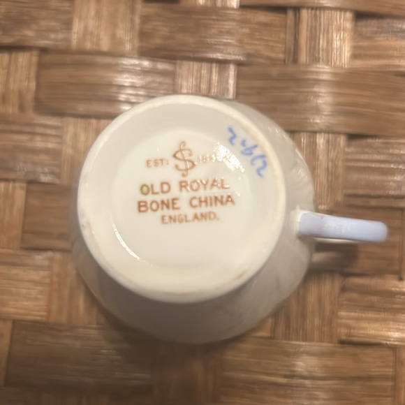 Rare Find! Vintage Old Royal Bone China teacup & saucer w/ pink & blue flowers. - Picture 7 of 7